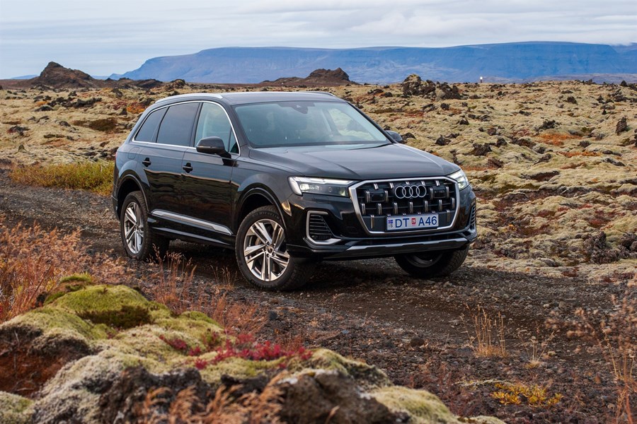 Audi Q7 er stór og virðulegur jepplingur sem kemst langt á rafmagninu. Hann er fágaður og fullur af staðalbúnaði.