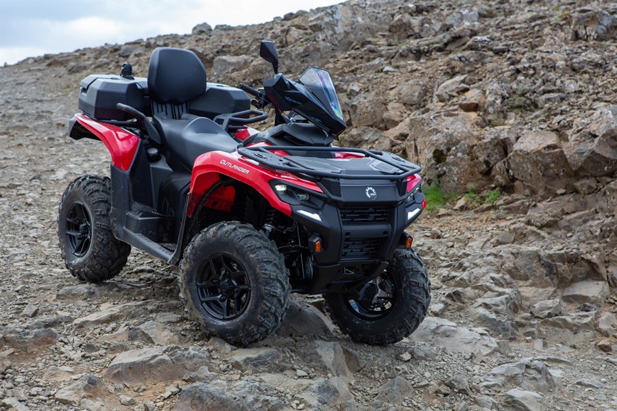 Can-Am Outlander MAX DPS 700 er splunkunýtt kanadískt fjórhjól. Allt yfirbragð þess og notkun ber með sér vandaða framleiðslu.