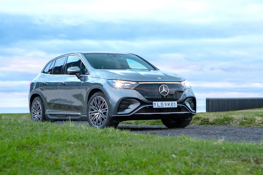 Mercedes Benz EQE SUV er jepplingur þar sem lúxus og vönduð smíði eru í fyrirrúmi. Svipurinn með öðrum Benzum er sterkur.