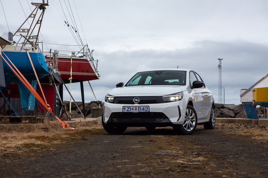 Opel Corsa hefur nýlega fengið andlitslyftingu. Breytingarnar eru smávægilegar og sjást helst í breyttum framljósum og grilli.