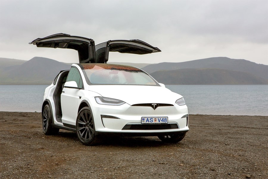 Tesla Model X er stór jepplingur með sæti fyrir allt að sjö farþega. Fálkahurðirnar að aftan eru góðar fyrir fólk sem vill sýnast og hestöflin 1.020 koma blóðinu á hreyfingu.