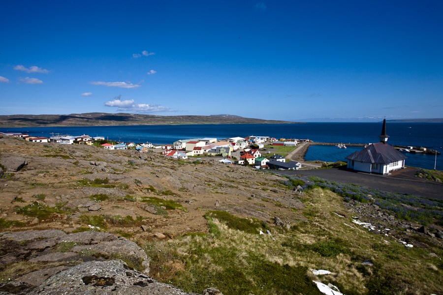 Hólmavík skartar hér sínu fegursta í góðu veðri.