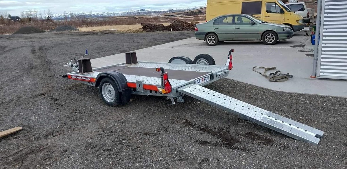 1.5T single axel trailer with brakes. pe