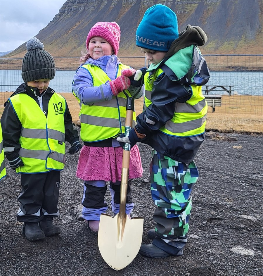 Krakkarnir í leikskólanum aðstoðuðu við fyrstu skóflustunguna.