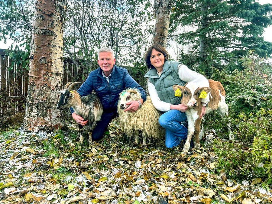 Hjónin Jóhannes Helgi Ríkharðsson og Stefanía Hjördís Leifsdóttir, bændur á Brúnastöðum í Fljótum, nyrst á Tröllaskaga. Á bænum má finna nær allar húsdýrategundir landsins.