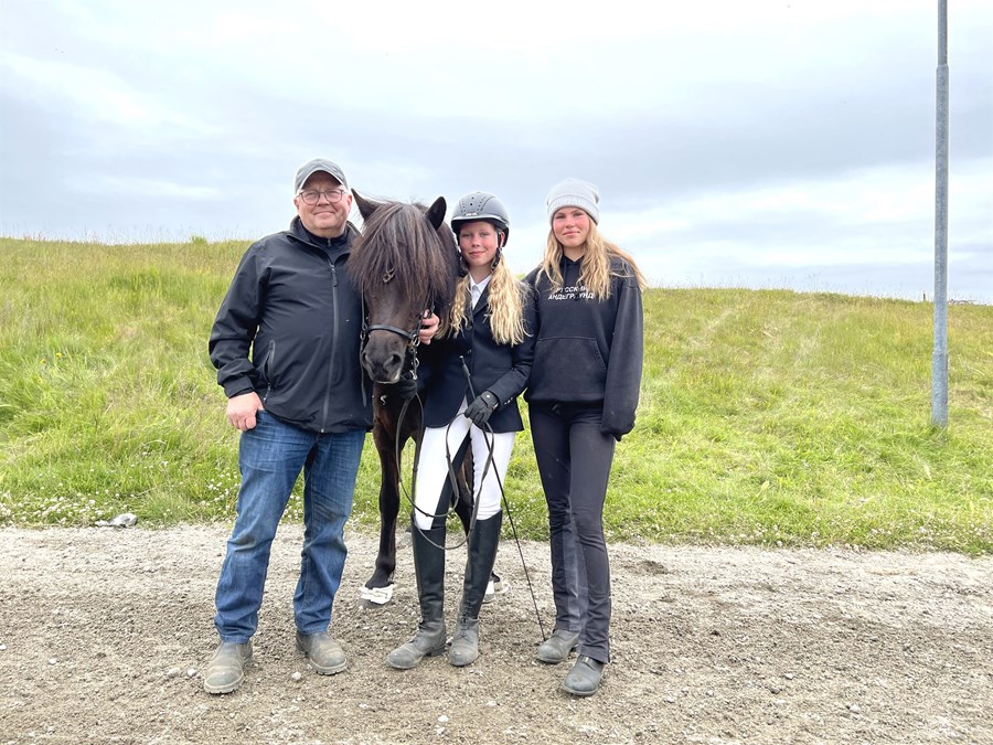 Gaman á Landsmóti. Pálmi Guðmundsson, Marín frá Lækjarbrekku 2, Ída Marín Hlynsdóttir og Elín Ósk Óskarsdóttir.