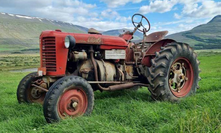 Hér má sjá eina af dráttarvélunum á dagatalinu, Zetor 25A, árgerð 1960. 