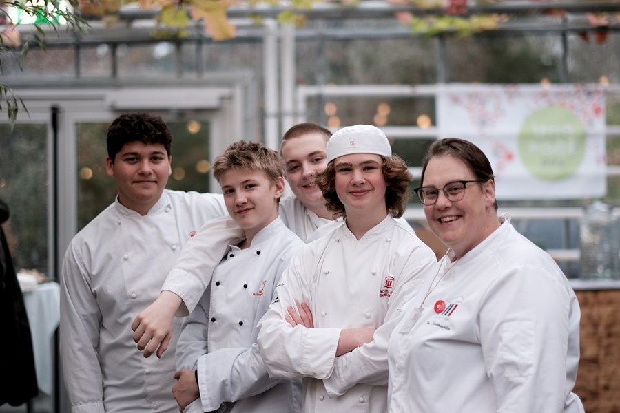 Dóra Svavarsdóttir, formaður Slow Food Reykjavík, og hópur nemenda úr Hótel- og matvælaskólanum.