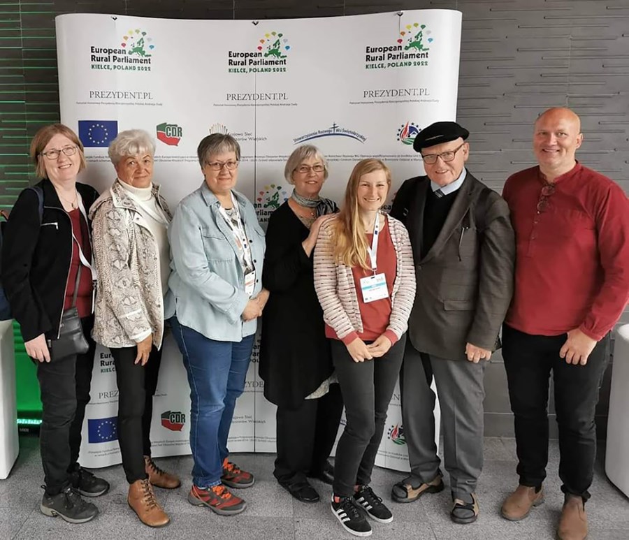 Guðrún Torfhildur Gísladóttir, Sigríður Svavarsdóttir, Stefanía Gísladóttir, Helga Jóhannsdóttir, Silke Van Broeck, Ómar Ragnarsson og Bjarni Þór Haraldsson. Myndin er tekin á sænska dreifbýlisþinginu sem hópurinn frá Íslandi sótti.