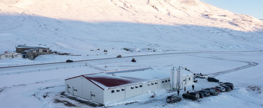 Nýja fjósið í Hólabæ í Langadal, sem stendur við þjóðveg 1 og er allt hið glæsilegasta.