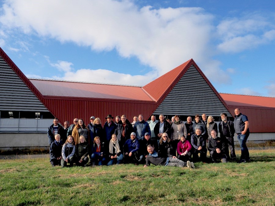 Hópurinn við fjósið í Gunnbjarnarholti.