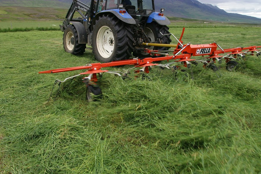 Á flestum stöðum á landinu hafa bændur lent í vandræðum vegna rysjóttrar tíðar. Þrátt fyrir áskoranir hefur uppskera gróffóðurs víða verið góð.