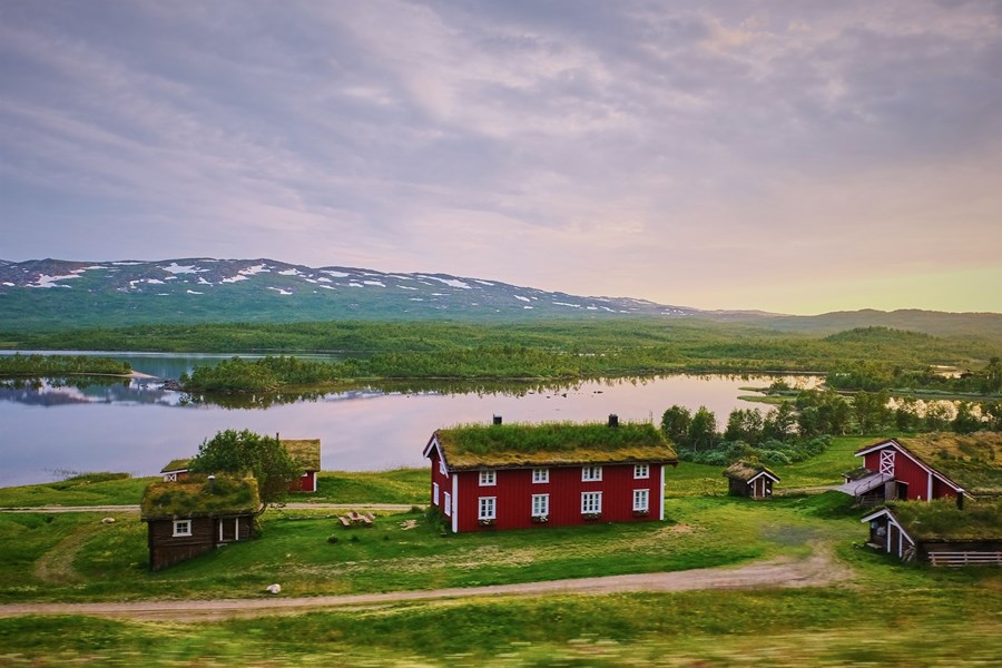 Þótt hér virðist ríkja friðsældin ein á þessu sænska býli eru blikur á lofti í þarlendum landbúnaði.