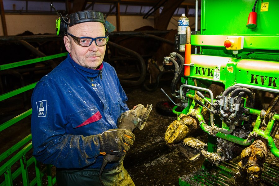 Birkir Þrastarson snyrtir klaufir á sex þúsund kúm á hverju ári. Starfssvæði hans nær frá Ölfusi austur að Kirkjubæjarklaustri.