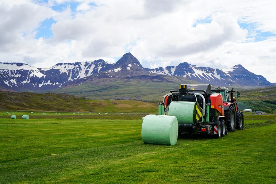 Heyskapur á Miðfossum. Ein af grunnstoðum þróunar íslensks samfélags er öruggur landbúnaður.