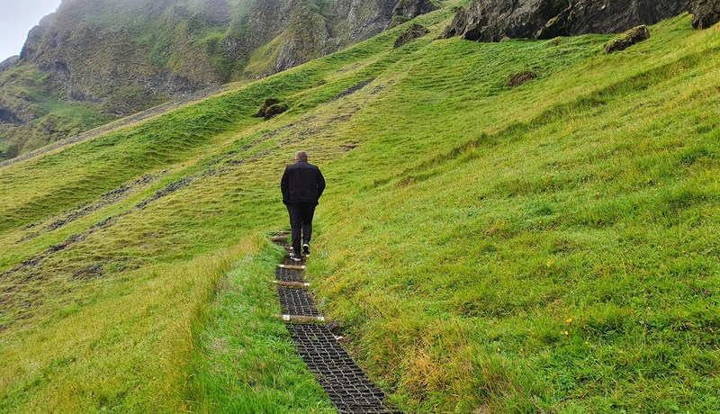 Rúlluplast í plastgrindur í göngustígum og bílaplönum slær í gegn