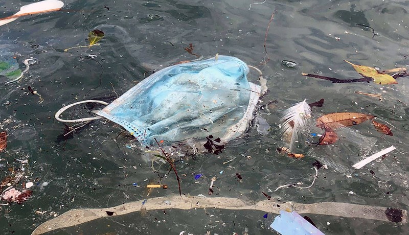 Varnarbúnaður vegna COVID-19 bætist nú við hrikalega plastmengun heimshafanna