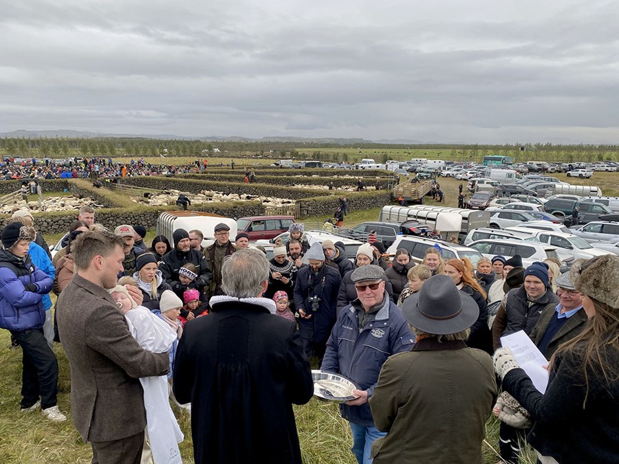 Skírnin fór fram í fallegu og björtu veðri í Skeiðaréttum en réttirnar eru í túnfæti fjölskyldunnar, sem býr á Reykjum.