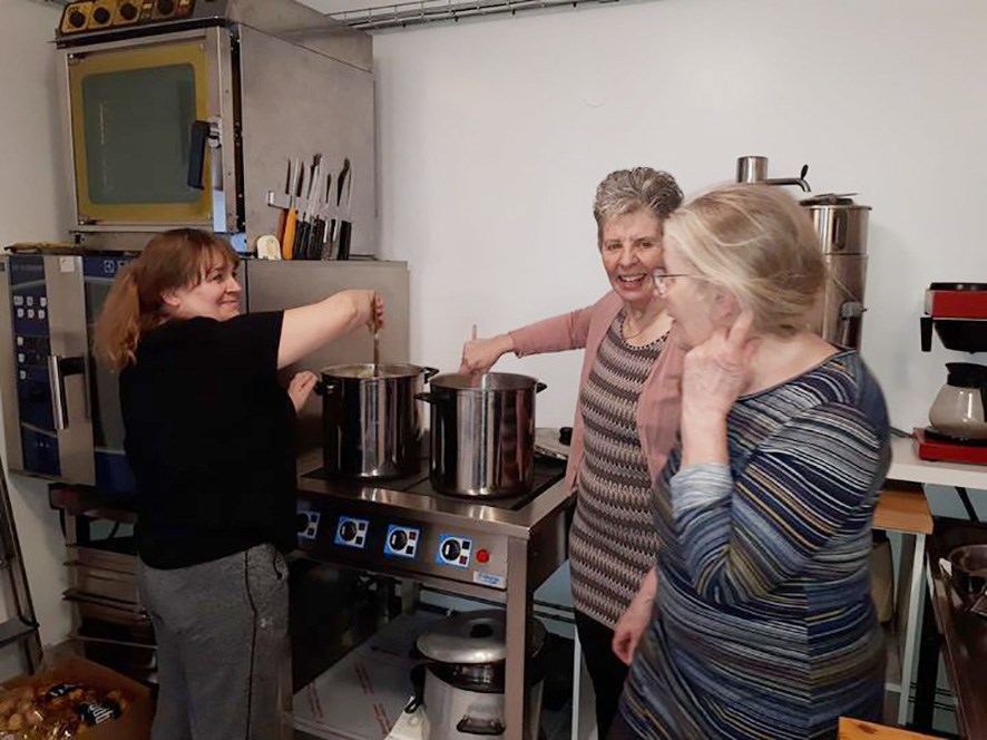 Kvenfélagskonur standa yfir baunapottum á sprengidaginn, f.v. Sigríður Skarphéðinsdóttir, Kristín Jóhannesdóttir og Sólveig Sigurðardóttir.