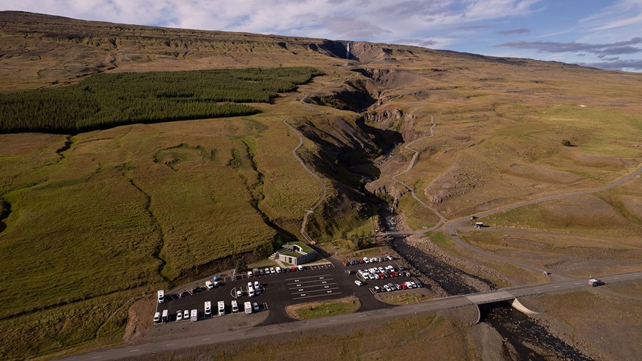 Þjónustumiðstöðin og Hengifossárgljúfur.