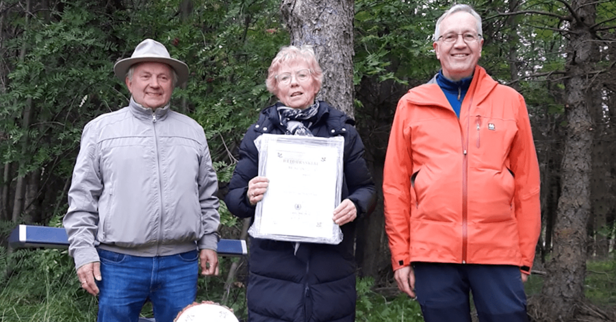 Tré ársins er skógarfura í Varmahlíð. F.v. Hafberg Þórisson, eigandi Lambhaga ehf., sem er bakhjarl Trés ársins, Ragnheiður Guðmundsdóttir, formaður Skógræktarfélags Skagfirðinga, og Jónatan Garðarsson, formaður Skógræktarfélags Íslands.